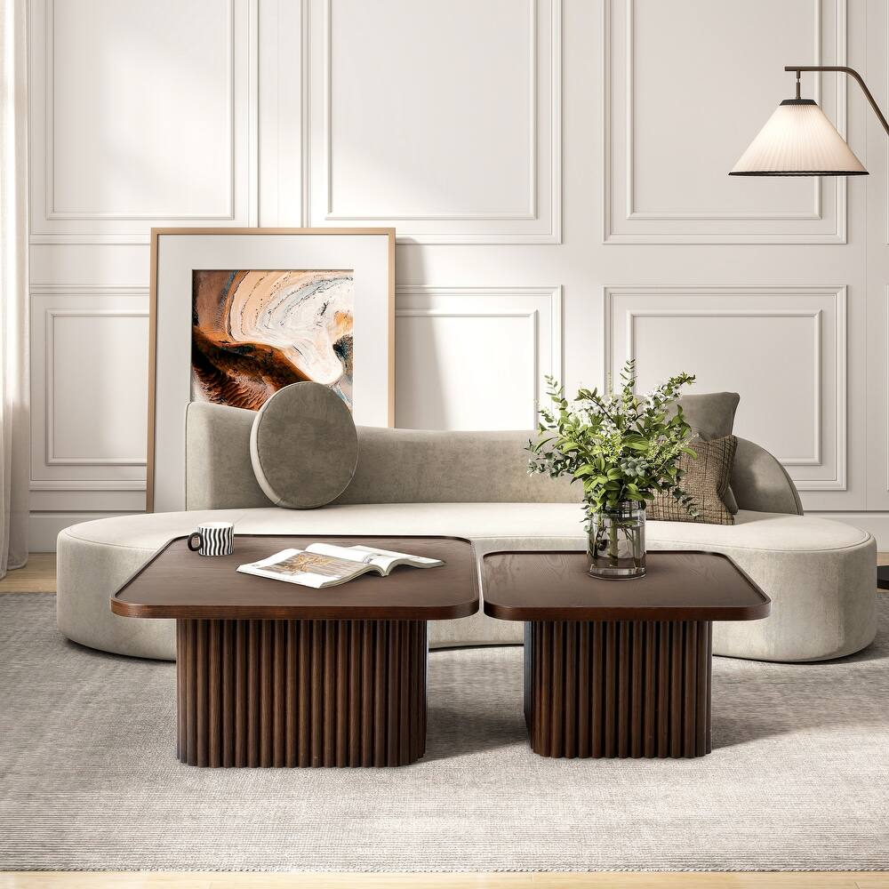 Quadratischer Couchtisch aus Holz mit gerilltem Sockel