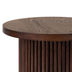 Mesa auxiliar redonda de madera de nogal con pedestal estriado