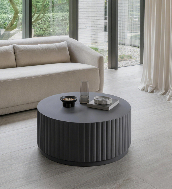 Schwarzer moderner runder Couchtisch aus geripptem Beton