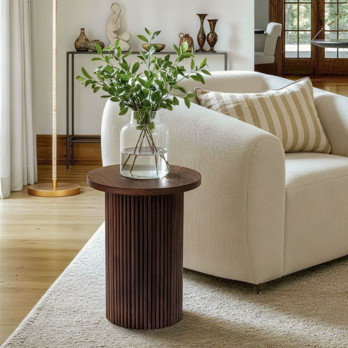 Mesa auxiliar redonda de madera de nogal con pedestal estriado
