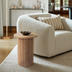 Mesa auxiliar redonda de madera natural con pedestal estriado